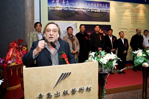 Exposition de 15 panoramiques en Chine 8000 visiteurs sur 2 semaines.(Ici Yann Perrier expliquant l’intérêt de cet échange culturel).